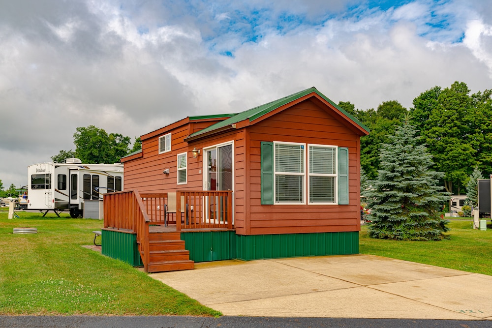 Sun Retreats Gun Lake — hotel in Hopkins