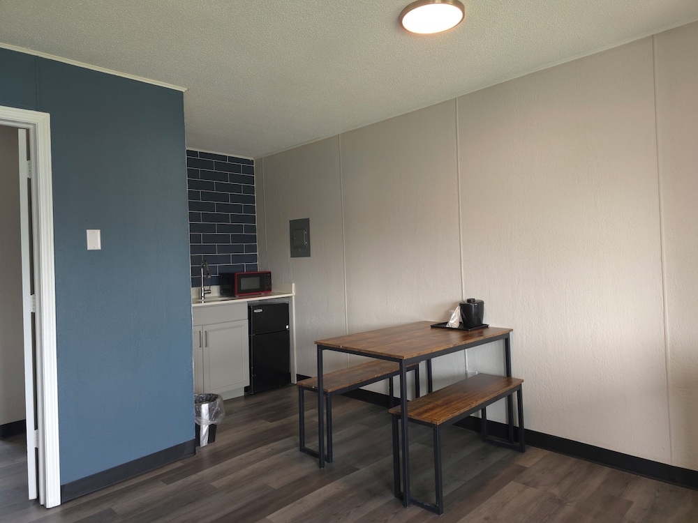 Days Inn & Suites by Wyndham Port Huron - photo 35