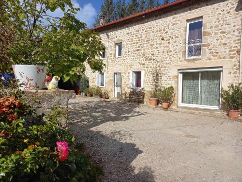 Gite De Charme En Auvergne Cour Fermee Jardins Prives Bbq Babyfoot Proche St Jacques De Compostelle Fr 1 582 232 — Arzon