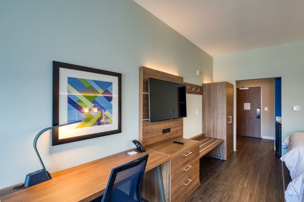 Holiday Inn Express & Suites Charlotte South End by IHG - photo 12