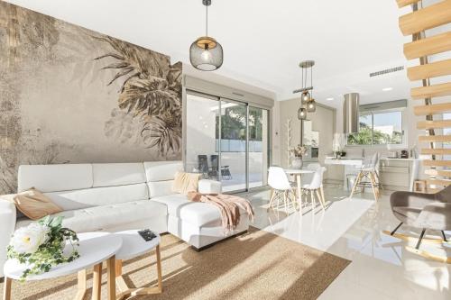 A modern villa with pool and sea view — 4-Star Luxury Hotel in Pilar De La Horadada, Spain