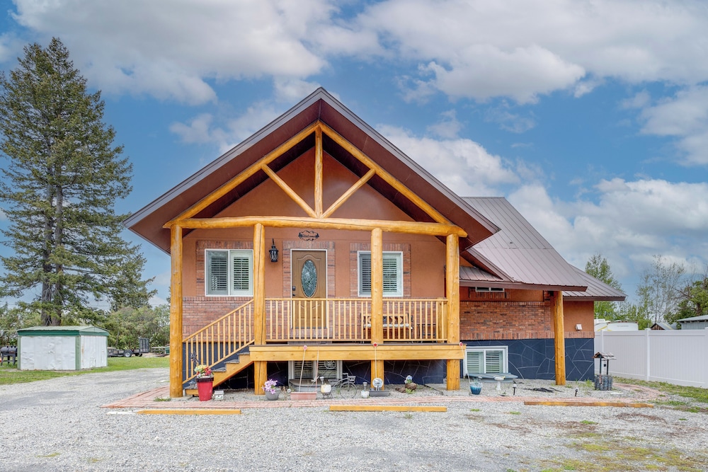 Deck W Hot Tub Ashton Cozy Cub Cabin 21582947 — Ashton