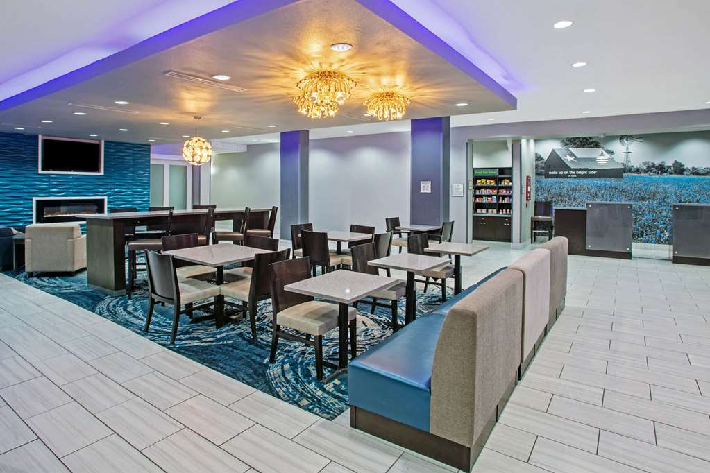 La Quinta Inn & Suites by Wyndham Victoria South - photo 4