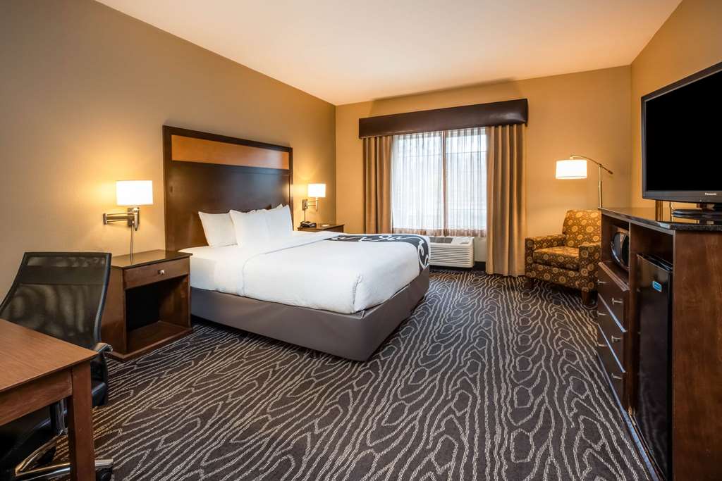 La Quinta Inn & Suites by Wyndham Eugene - photo 16