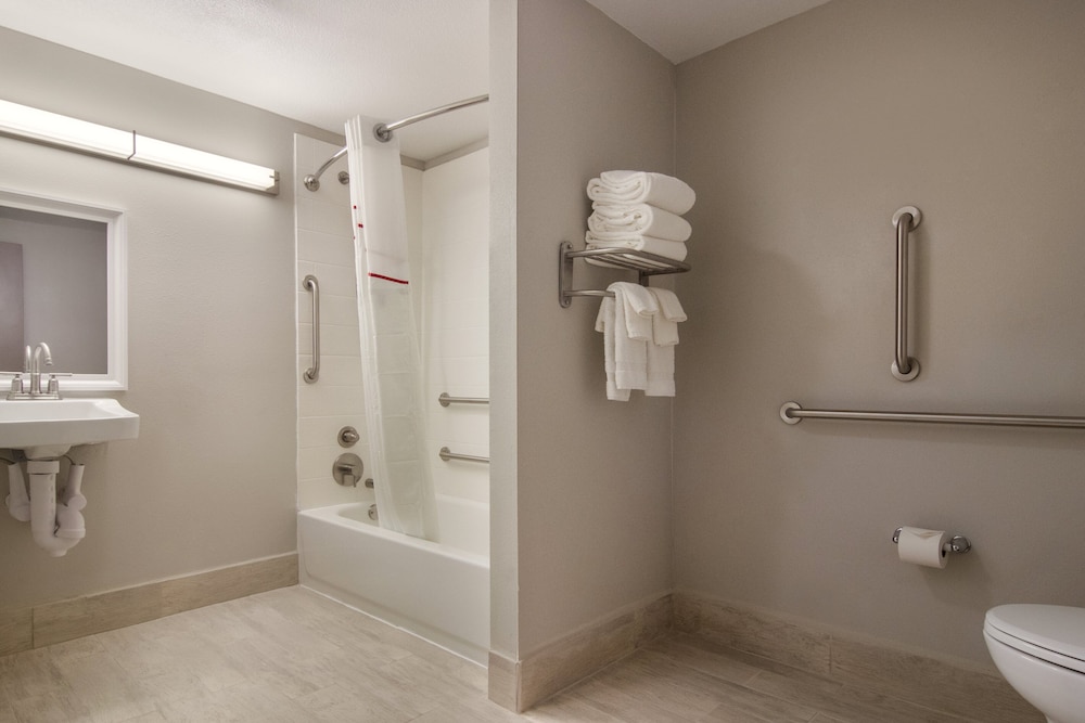 Red Roof Inn Plus & Suites Erie - photo 30