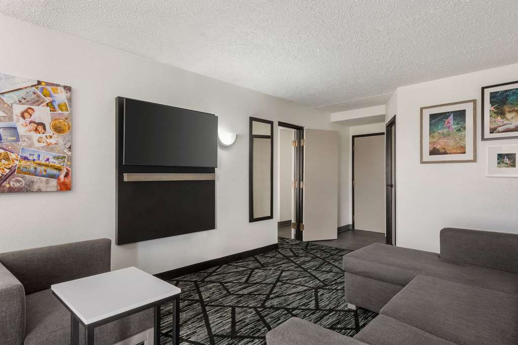 La Quinta Inn & Suites by Wyndham Cleveland Airport West - photo 30