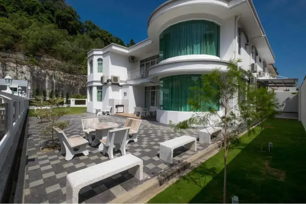 6 Persiaran Tanjung Bunga 3 in Batu Feringgi, Malaysia