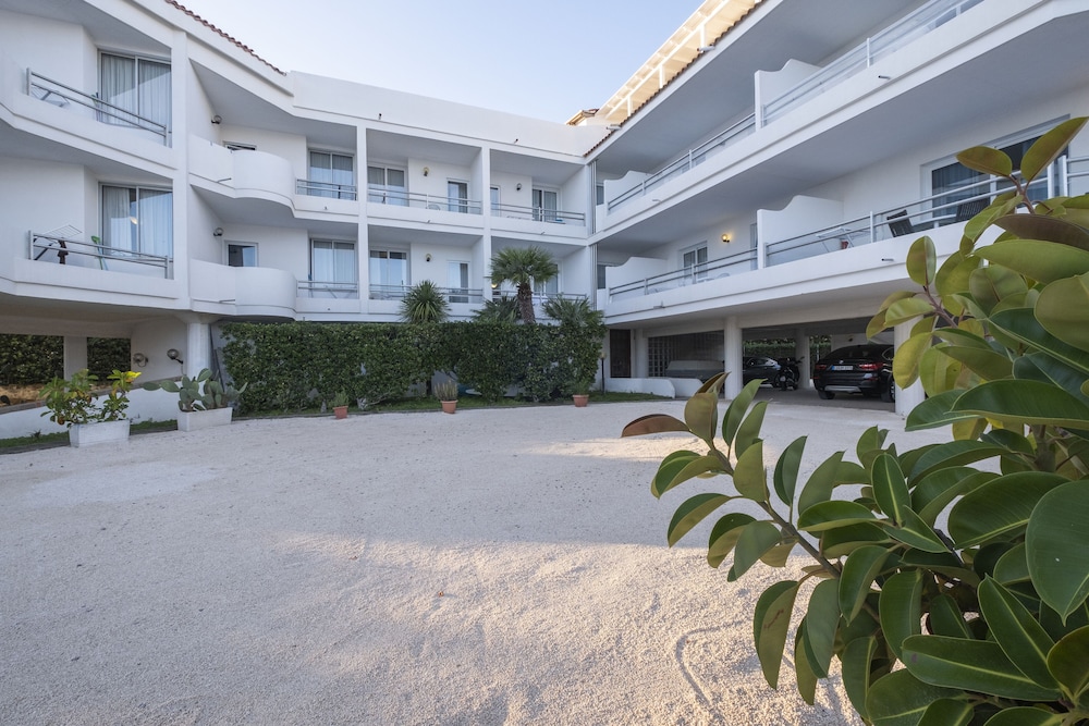 Residence Cavalluccio Marino — 4-Star Luxury Hotel in Santa Marinella, Italy