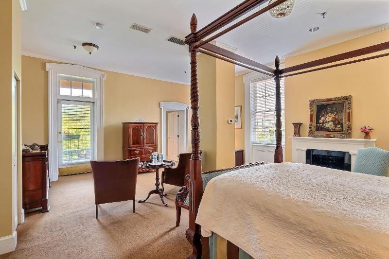 The Presidents Quarters Inn - photo 35