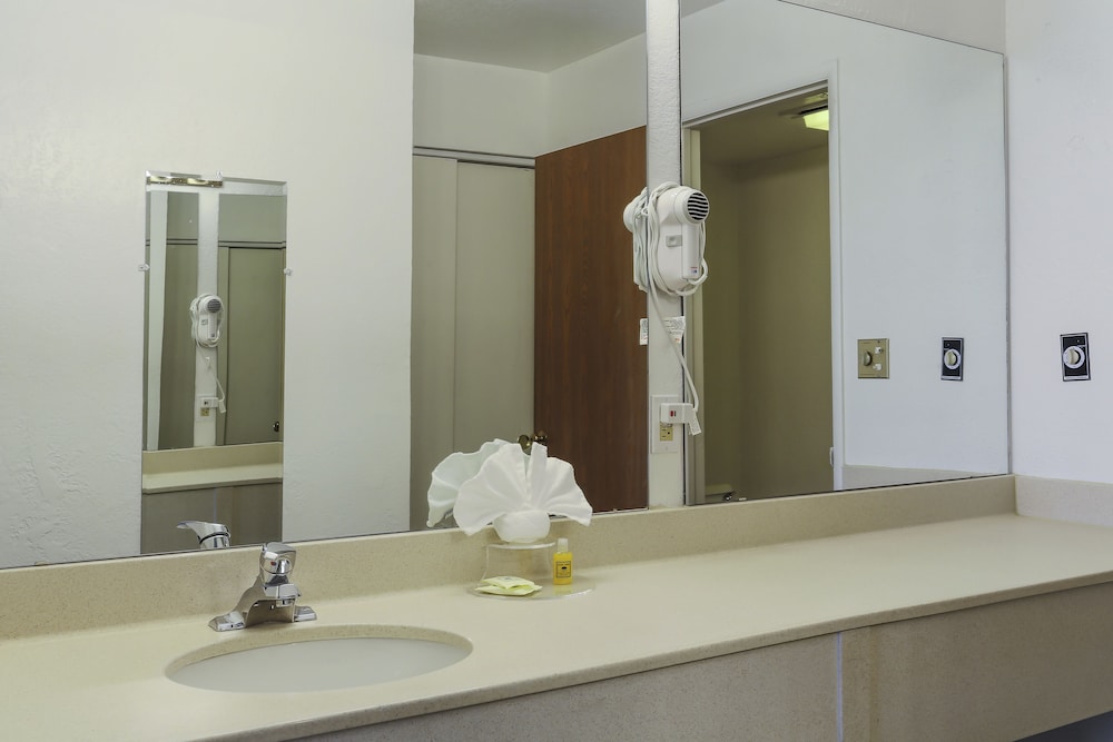 Airport Inn Hotel - photo 2