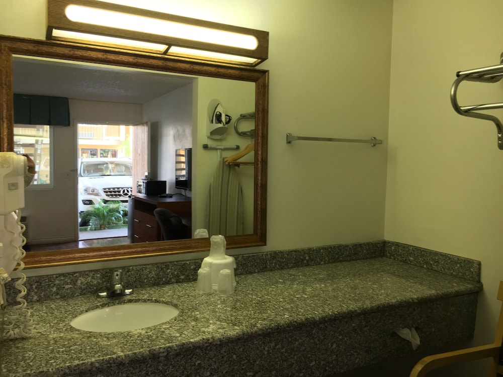 Riverside Inn & Suites - photo 31