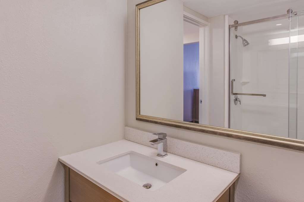 La Quinta Inn & Suites by Wyndham Philadelphia Airport - photo 12