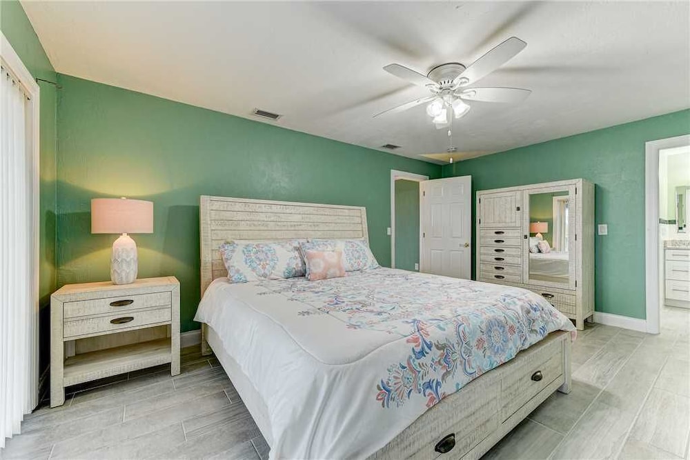Island Retreat Upper B Ocean Front 2 Bedrooms Sleeps 6 - photo 6