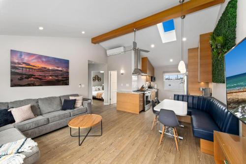 Modern Newly Renovated 2BR Apt in Heart of Ocean Beach — 4-Star Luxury Hotel in San Diego, United States