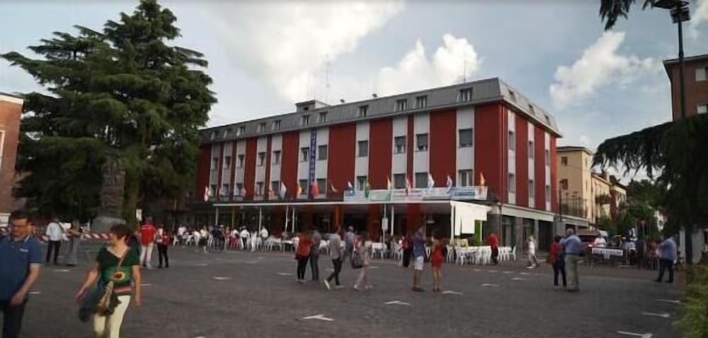 Domus — hotel in Maranello