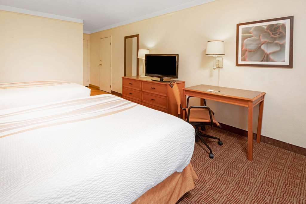 La Quinta Inn & Suites by Wyndham Salt Lake City Layton - photo 17