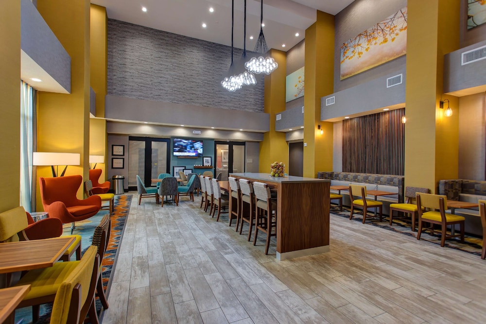 Hampton Inn & Suites Wichita Airport - photo 18