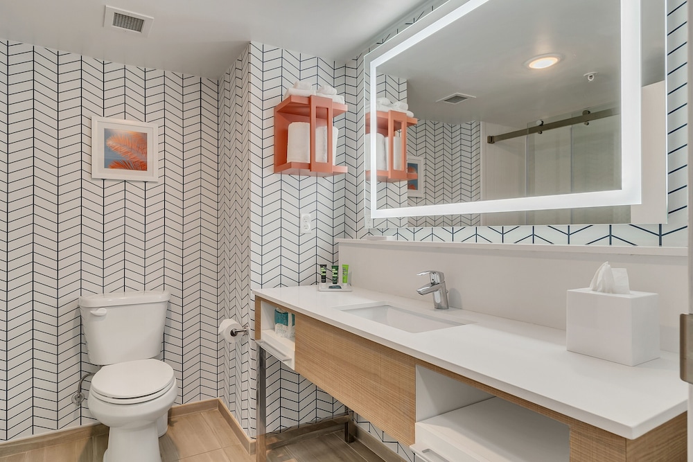 Holiday Inn Express and Suites Destin Miramar Beach by IHG - photo 30
