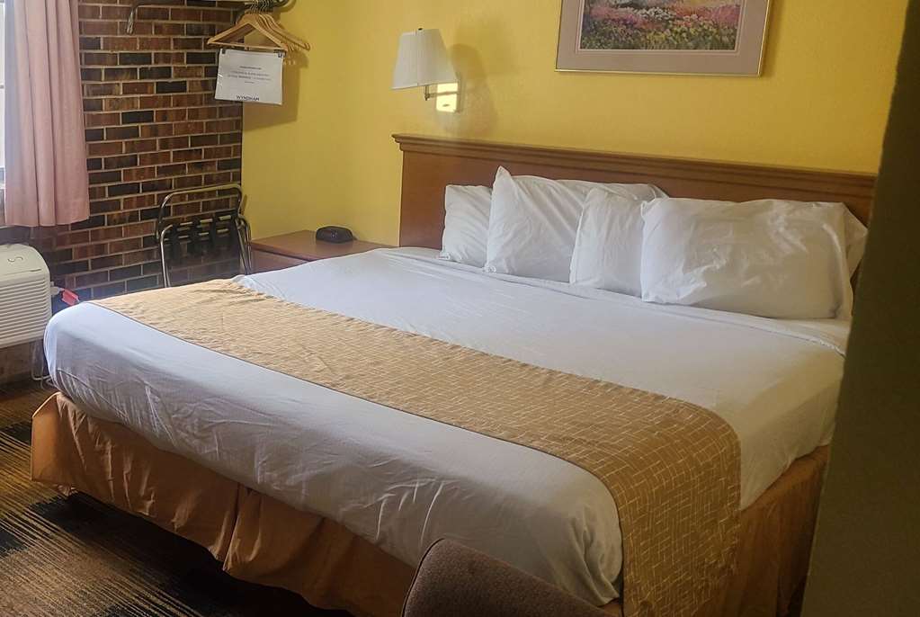 Travelodge by Wyndham Airport Platte City - photo 4