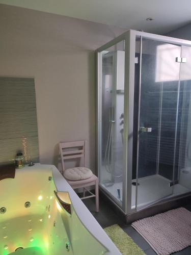 Agreable Maison de Ville Proche du Centre Ville — 4-Star Luxury Hotel in Vichy, France