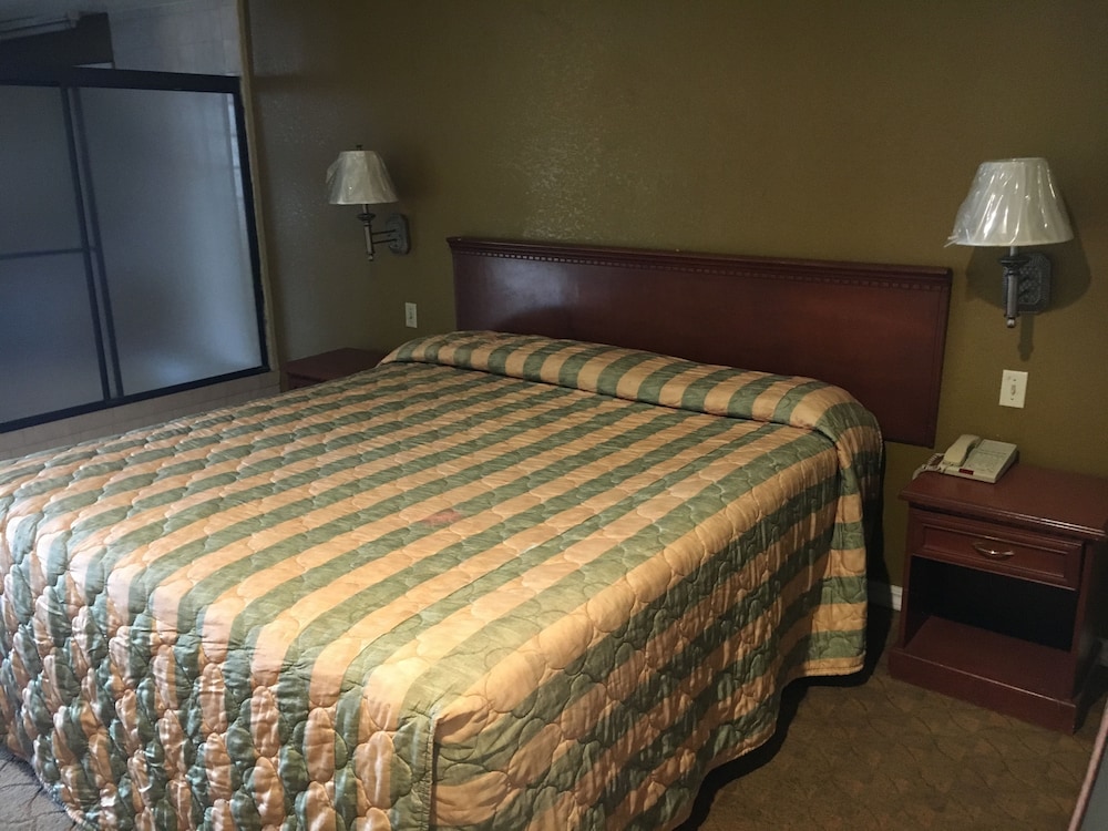 Bellflower Travel Inn - photo 22