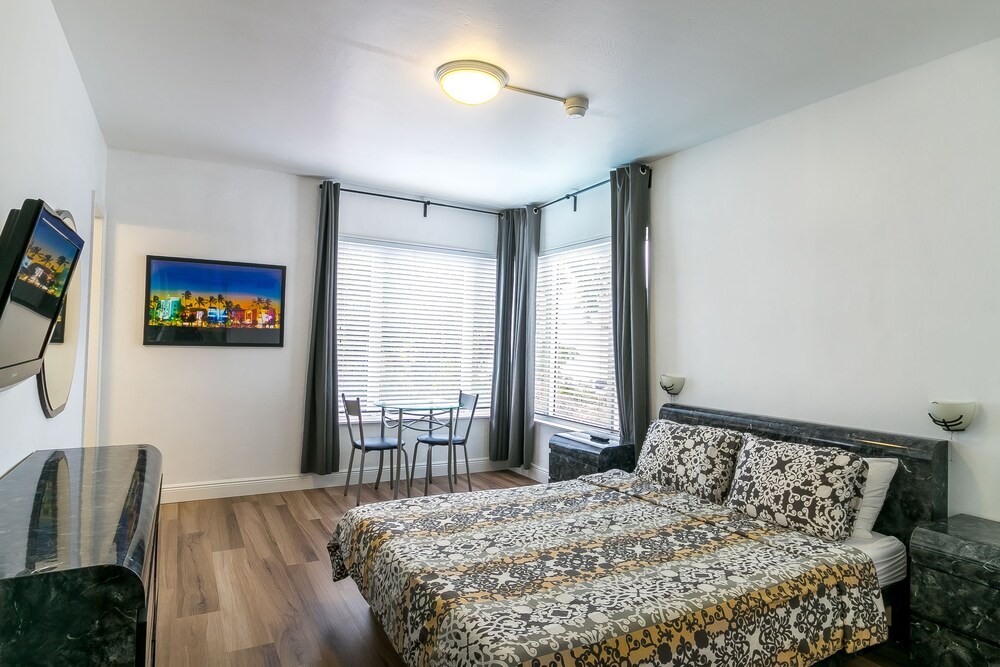 Tropics Hotel and Hostels - photo 8