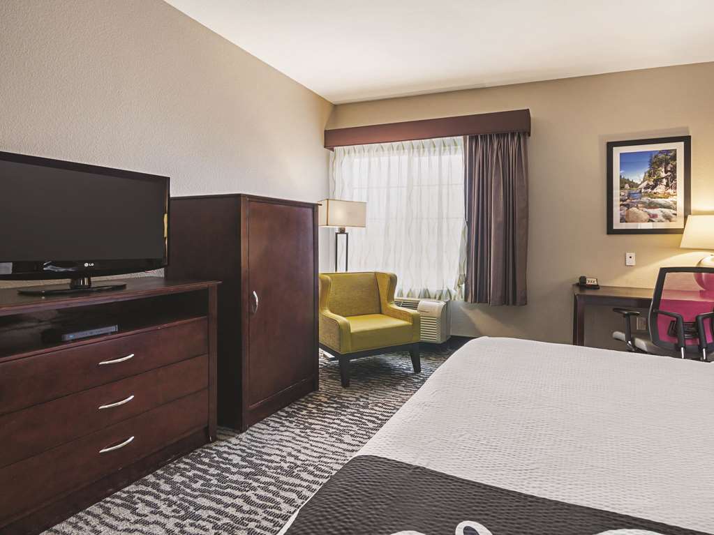 La Quinta Inn & Suites by Wyndham Fresno Northwest - photo 16