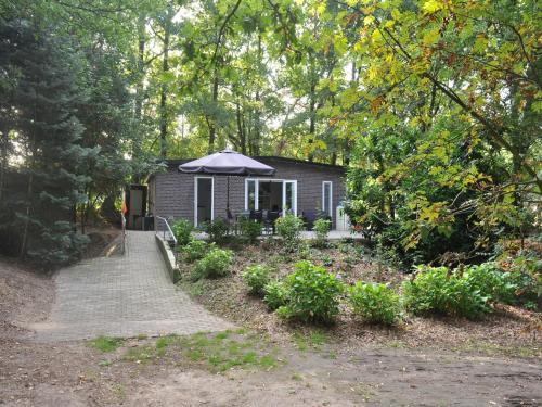 Cozy Cottage in Leenderbos with Hot Tub — 4-Star Luxury Hotel in Leende, Netherlands