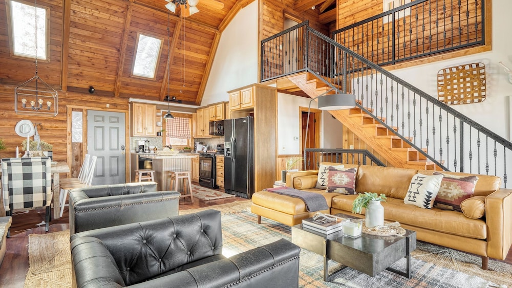 Pine Needle by Avantstay Log Cabin w Gorgeous Views Hot Tub Patio & Pool Table — 4-Star Luxury Hotel in Gatlinburg, United States