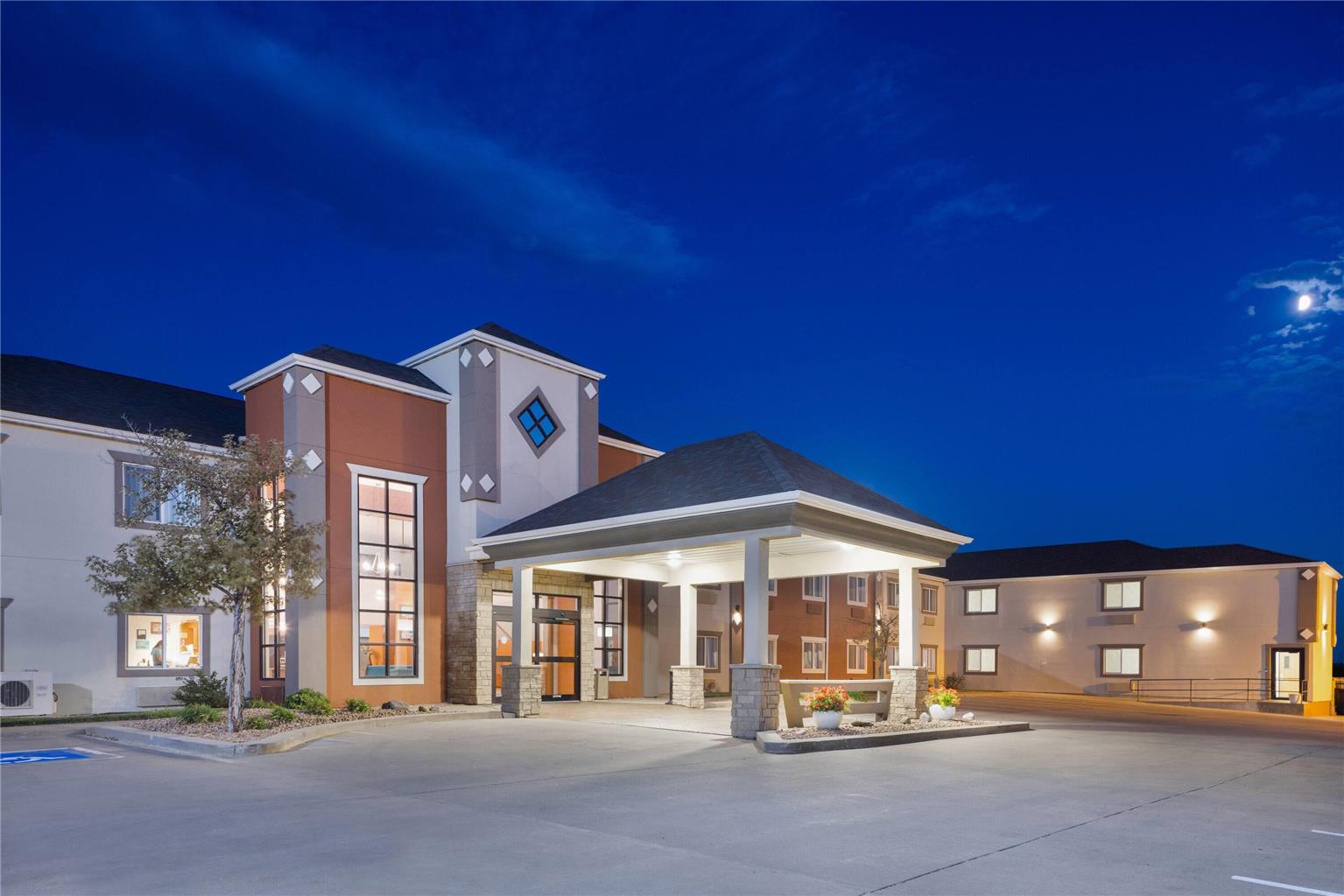 Howard Johnson Hotel & Suites by Wyndham Oacoma - photo 3