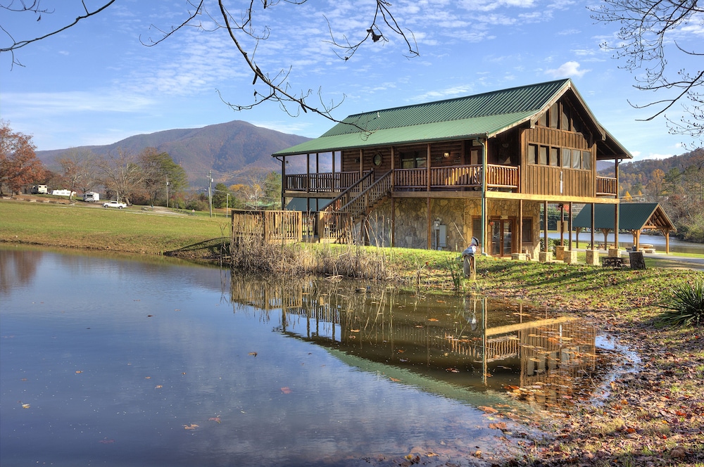 A Fishing Hole #156 — 4-Star Luxury Hotel in Sevierville, United States