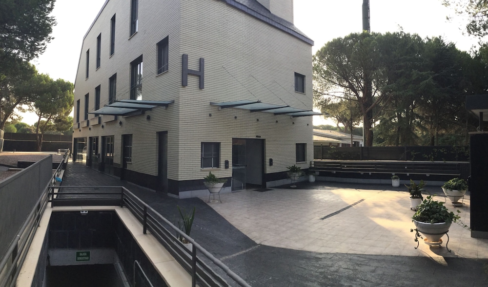 H La Cabaña — hotel in Pozuelo De Alarcon