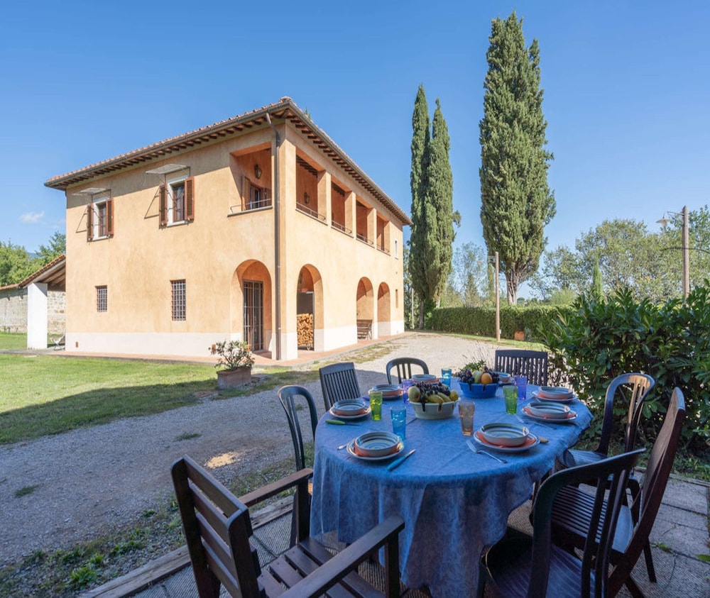 Tranquil Farmhouse in Terranova Bracciolini near Nightlife — 4-Star Luxury Hotel in Rome, Italy