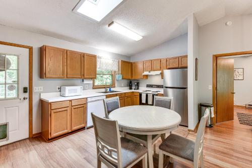 Cozy Franklin Retreat w Deck 5 Mi to Downtown in Franklin, United States