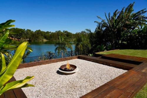 Water’s Edge Retreat On the Lake & walk to beach in Toogoom, Australia