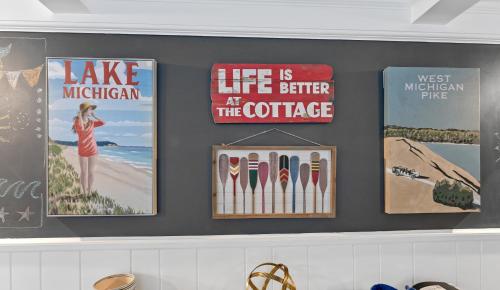 Hillside Cottage Great Vacation Rental with Private Pool — 4-Star Luxury Hotel in Muskegon, United States