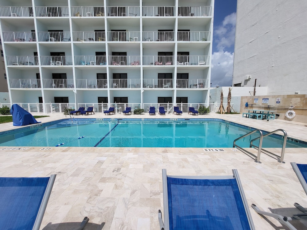 Beachside Hotel - photo 2