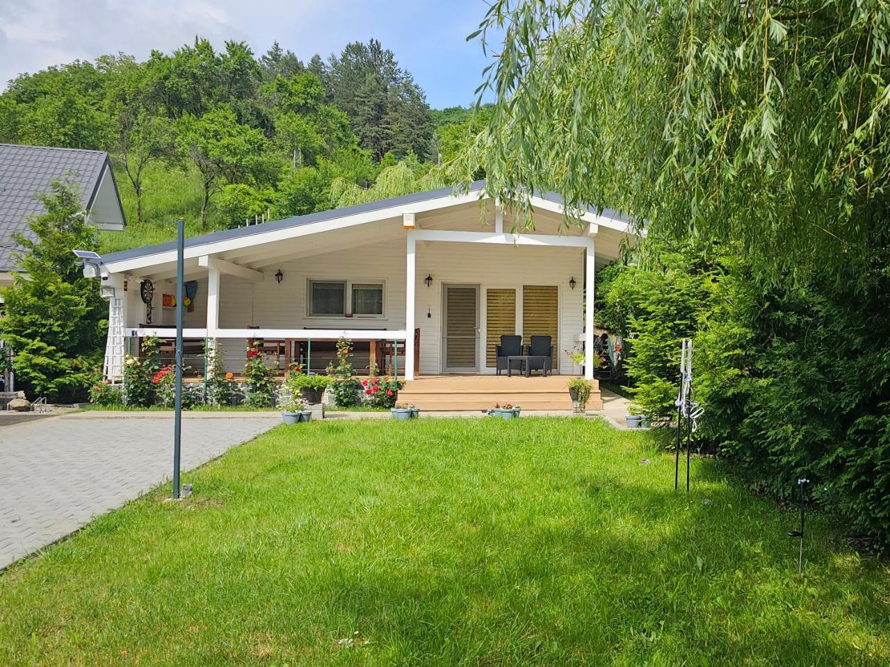 White House Vidraru 1 — 4-Star Luxury Hotel in Capatanenii Pamanteni, Romania