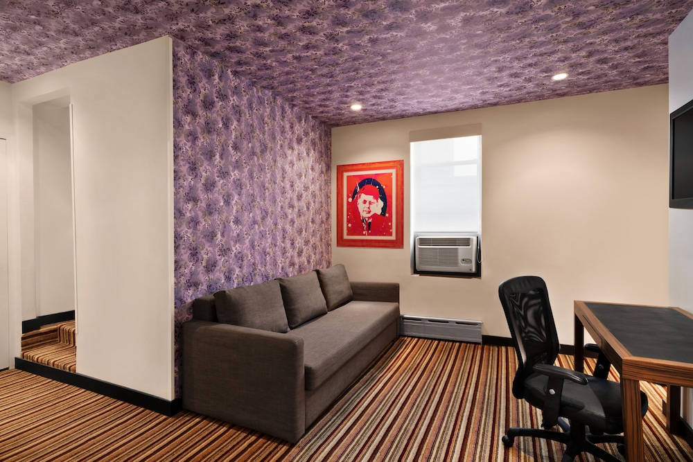 Night Hotel Broadway - photo 22