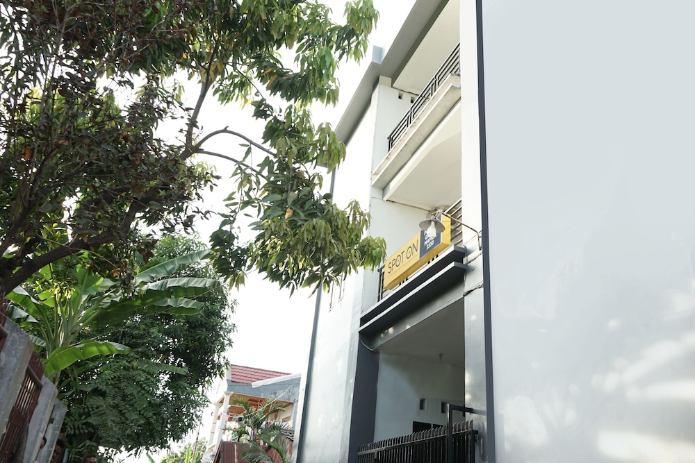 Spot On 2330 Pondok Grand Mamoa - carbon neutral hotel in Makassar