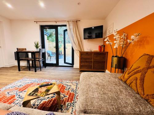 The Hideout private luxury cabin near the sea with garden area sea views and parking — 4-Star Luxury Hotel in Hythe, United Kingdom