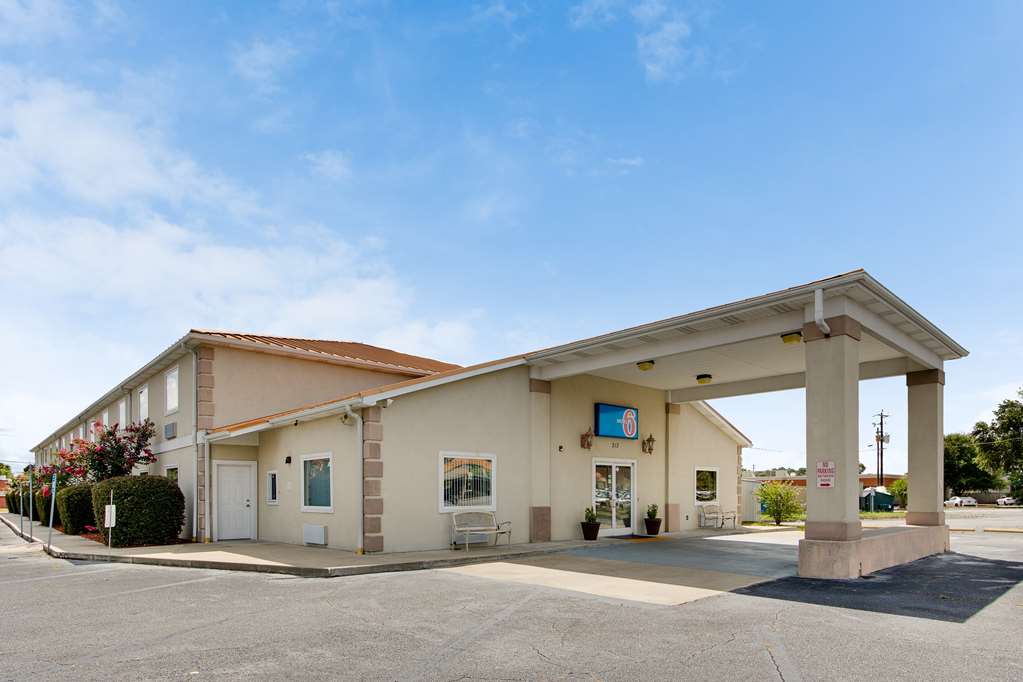 Motel 6 Hinesville GA - featured photo