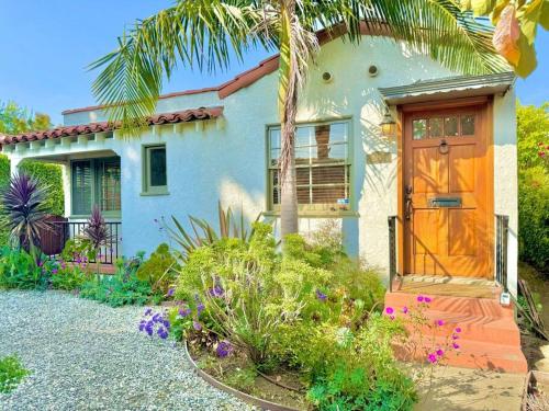 Prime West Los Angeles 4 Bedroom 2 Bathroom House — 4-Star Luxury Hotel in Los Angeles, United States