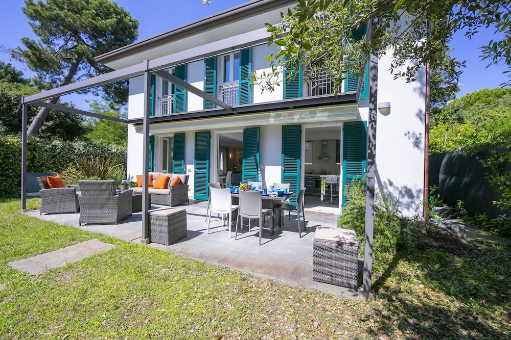 Villa Victor 100m from sea — 4-Star Luxury Hotel in Massa, Italy