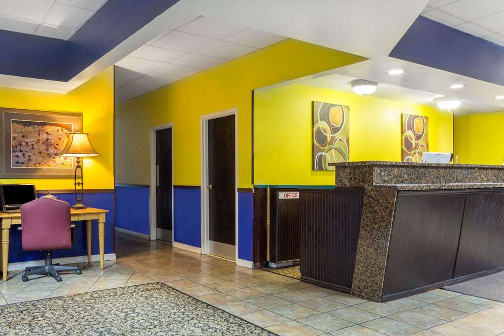 Days Inn by Wyndham Washington - photo 2