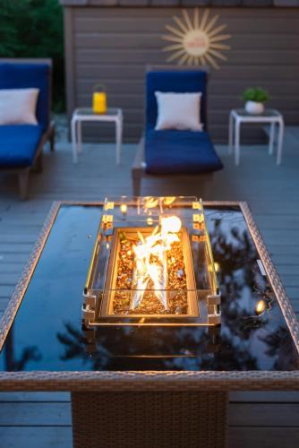 Serene POOL & Firepit in Stunning Home By Airport — 4-Star Luxury Hotel in San Antonio, United States