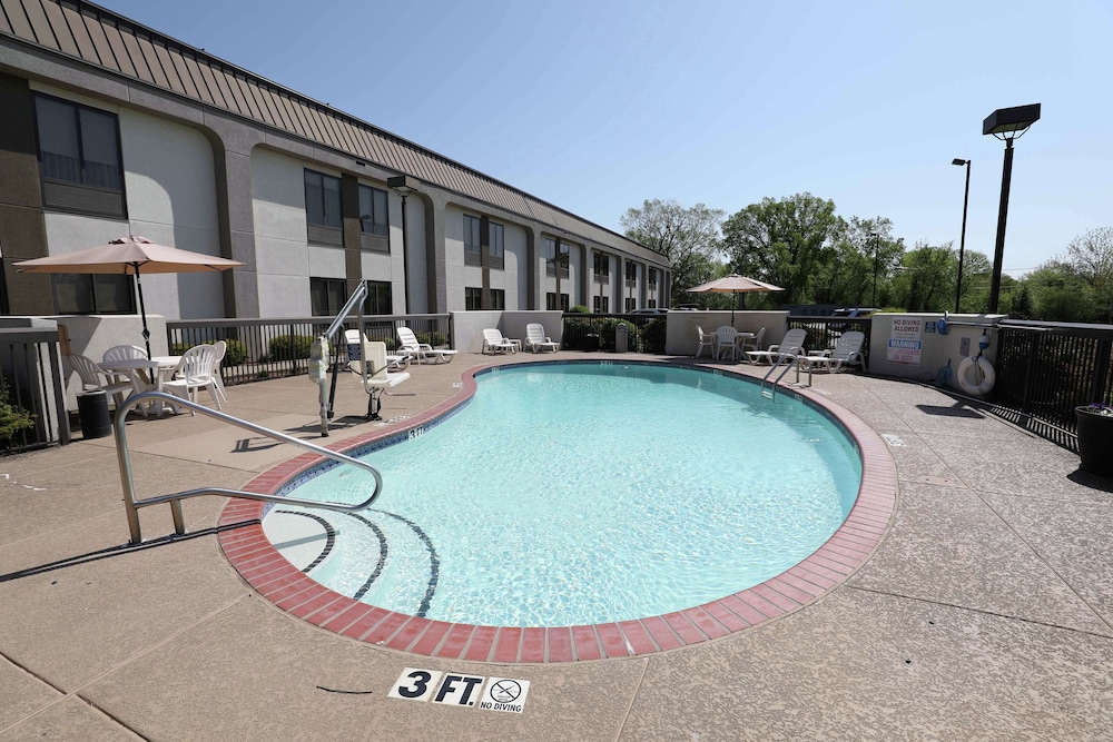 Hampton Inn Dyersburg - photo 23