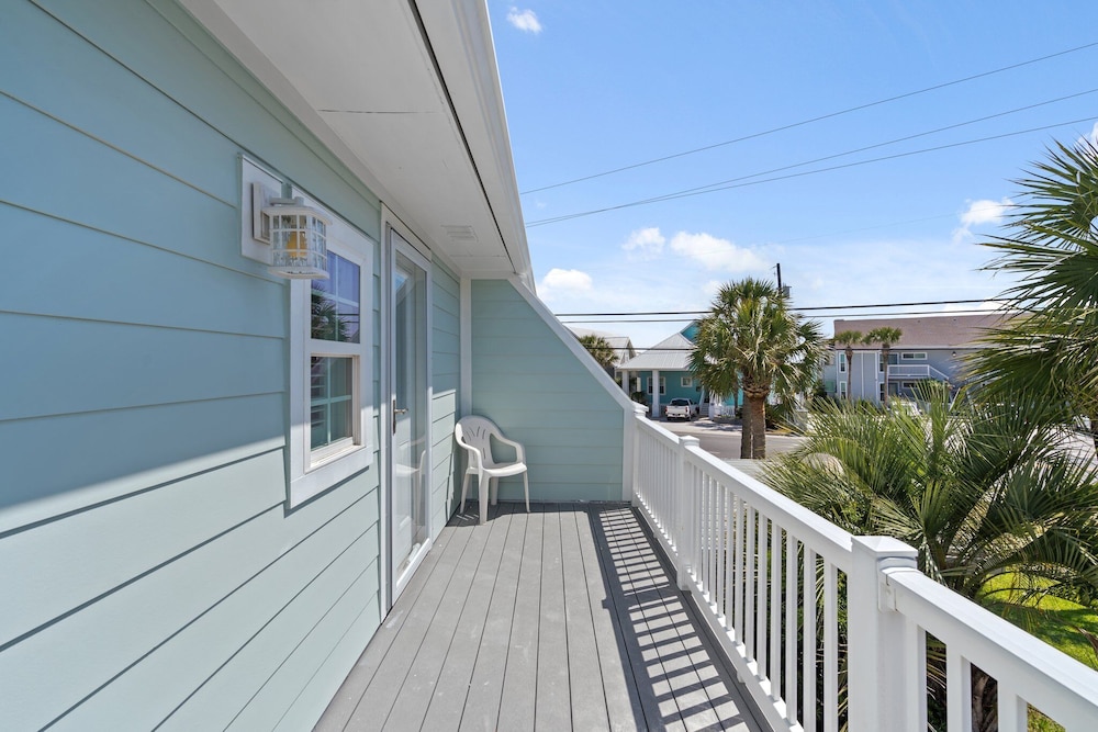 Newly Renovated 140 Feet To White Sandy Beaches Pool Grill - photo 38
