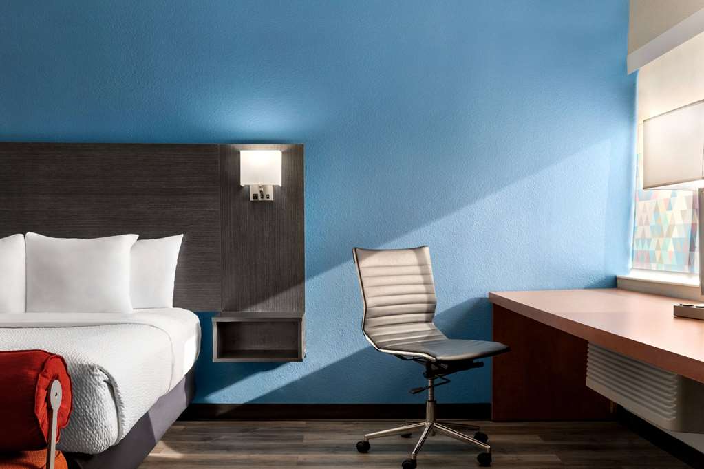La Quinta Inn & Suites by Wyndham Chicago Tinley Park - photo 28