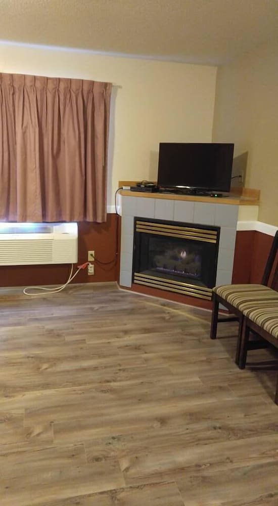 Hillcrest Inn - photo 12